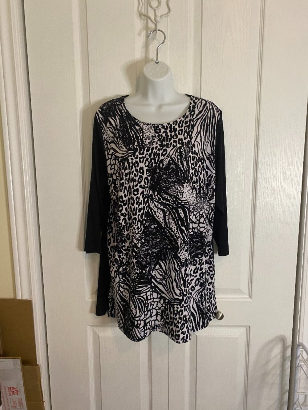 Alia Black and White Tunic